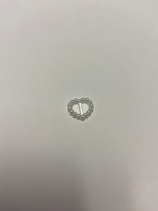 Broche en forma de corazón en perlas