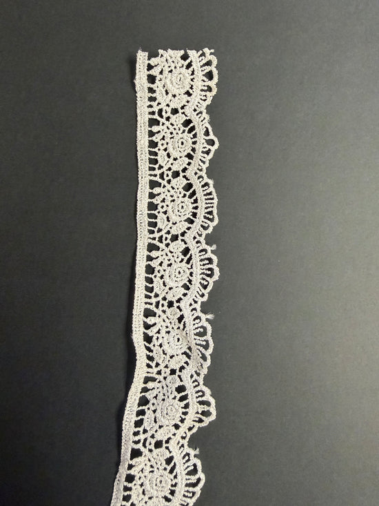White Lace Flowers 1/2 yrd